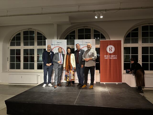  Von der Innenstadt ins Kulturankerzentrum – unter diesem Motto ging das Startfest des Jungen Theaters Floridsdorf mit unter anderem Kulturstadträtin Veronica Kaup-Hasler (Mitte), Bezirksvorsteher Georg Papai (2.v.r.) und Gründer des Jungen Theaters Stephan Rabl (r.) über die Bühne.  | Foto: Luise Schmid/MeinBezirk