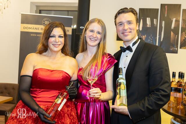 Winzerin Katharina Baumgartner mit den beiden Jungweintaufpaten Natalia Ushakova und Thomas Weinhappel.  | Foto: Rene Brunhölzl/Christian Kaiser