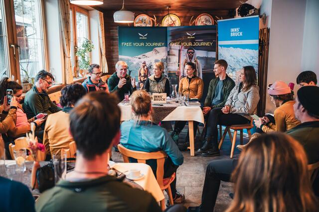 Zahlreiche Teilnehmende trafen sich um über die Zukunft des Wintersports zu sprechen.  | Foto: simonbeizaee