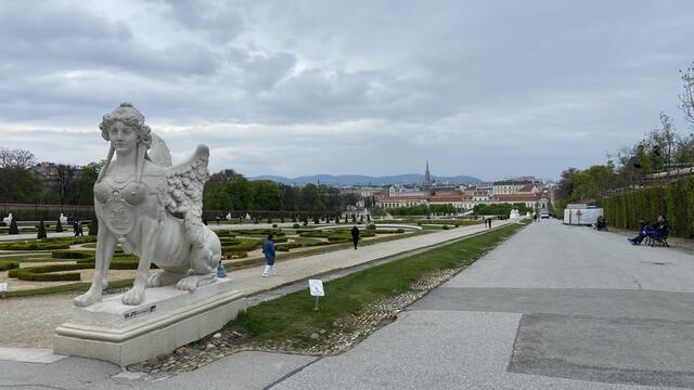 Dichte Wolken bedecken am Dienstag die Bundeshauptstadt, der Regen soll aber ausbleiben. | Foto: Kathrin Klemm/MeinBezirk