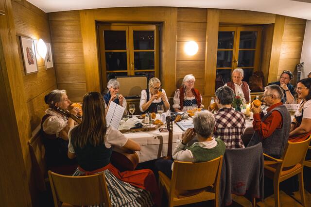 Heidi, Helga, Hildegard, Irene, Margret und Kurt spielten die Helenenpolka | Foto: Pernsteiner