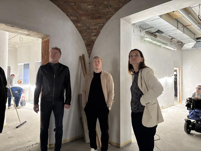 Uwe Schlager, Xaver Schlager und Bürgermeisterin Kerstin Suchan-Mayr bei der Baustellen-Besichtigung am vergangenen Samstag. | Foto: MeinBezirk Perg