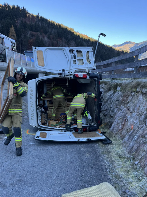 Die FF Zell am See und Maishofen sicherten die Unfallstelle ab und räumten die Unfallstelle auf. | Foto: FF Maishofen/Christoph Faistauer