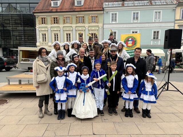 Der Vorstand des Faschingsklubs Feldkirchen, mit Präsident Peter Kowal junior, mit der Stadtregierung und dem neuen Kinderprinzenpaar. | Foto: MeinBezirk