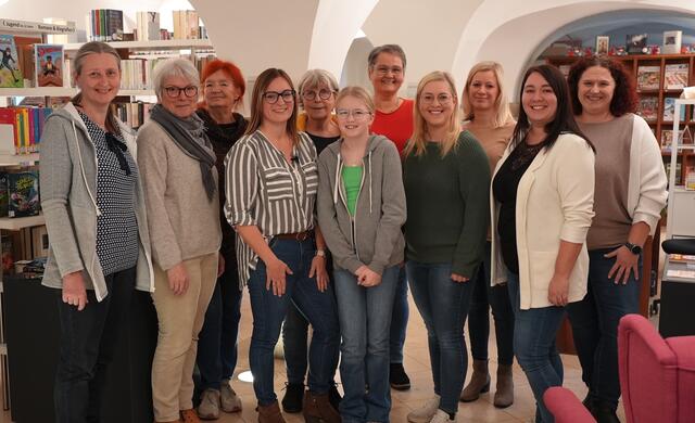 Ein Ort für Jung und Alt: Ein Teil des insgesamt 17-köpfigen ehrenamtlichen Teams der Bücherei Bad Zell. | Foto: Peter Landsmann/BVÖ