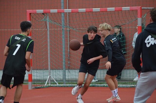 Einen gesunden Zug zum Korb bewiesen die Schüler beim Basketball.  | Foto: Borg Bad Radkersburg