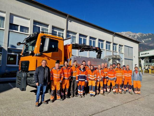Bgm. Josef Karbon, Amtsleiter Christian Braito und den Mitarbeiterinnen und Mitarbeitern des Recyclinghofs. | Foto: Marktgemeinde Rum