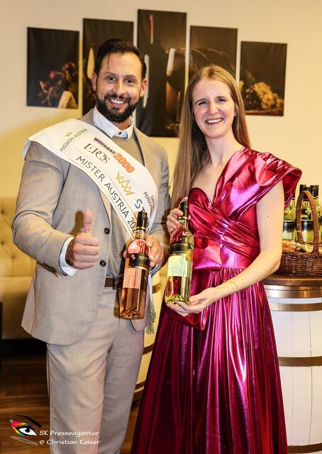 Mister Austria Christopher Dengg mit Winzerin Katharina Baumgartner.  | Foto: Rene Brunhölzl/Christian Kaiser