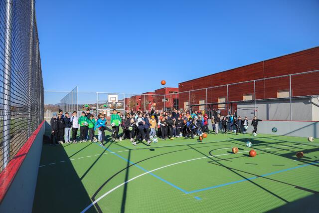 Zahlreiche Kinder und Jugendliche eröffneten gemeinsam den Funcourt | Foto: Iris Bloder