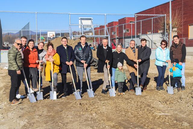 Im Zuge der Eröffnung des Funcourts erfolgte auch der Spatenstich für die neue Sportanlage. | Foto: Iris Bloder