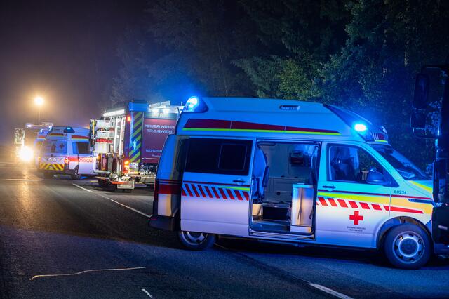 Am 16. November rückte die Freiwillige Feuerwehr (FF) Pupping um 2 Uhr nachts zu Aufräumarbeiten nach einem Verkehrsunfall aus. | Foto: TEAM FOTOKERSCHI.AT / BRANDSTÄTTER