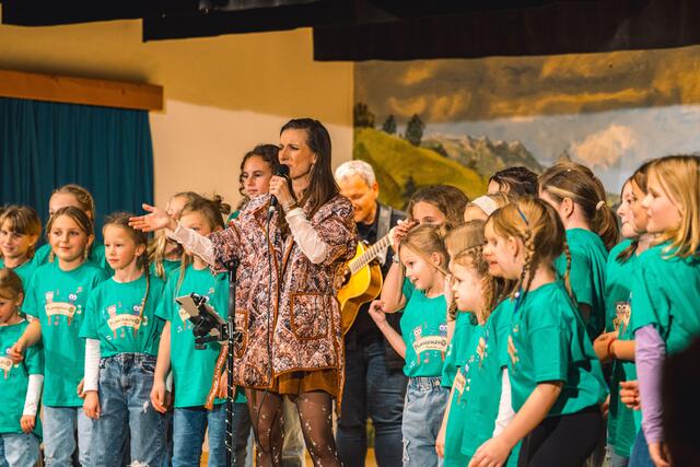 Ulrike Mayer als "Die Mayerin" auf der Bühne im Kultursaal Navis | Foto: Pernsteiner