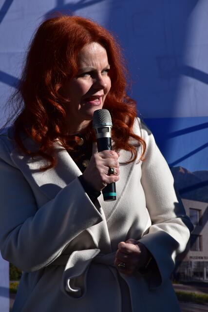 Cornelia Hagele, Landesrätin für Gesundheit und Pflege, freut sich schon auf die Eröffnung: „Danke, dass ihr dieses Projekt hier gemeinsam umsetzt. Neben Tagesbetreuung und Betreutem Wohnen sind stationäre Pflegebetten essenziell. Das Zentralhaus des Altenwohnheimverbandes wird mit diesem Projekt den heutigen und künftigen Anforderungen angepasst, auch für das Personal, unsere wichtigste Ressource."