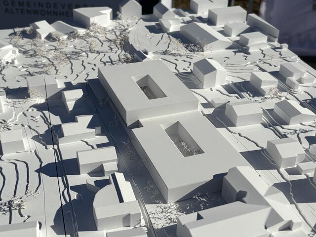 Das derzeit bestehende Pflegeheim Wiesenweg mit 125 Pflegeplätzen wird durch einen modernen Neubau ersetzt (Modell im Bild), der nicht nur die Pflegeheimeinrichtungen, sondern auch die Lebenshilfe Tirol integriert.