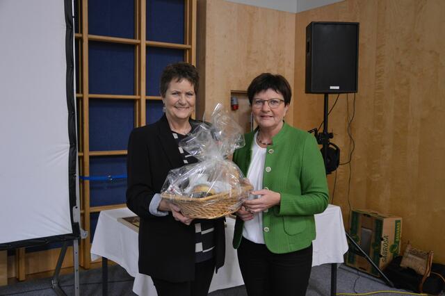 Künstlerin Karin Durstberger gestaltete die "Kunst am Bau" beim Gymnastiksaal der örtlichen Schule. | Foto: Gemeinde Rosenau am Hengstpaß