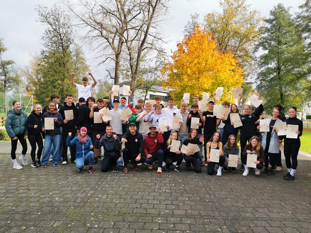 Die Teilnehmenden am Sporttag mit den Pädagogen.  | Foto: Borg Bad Radkersburg