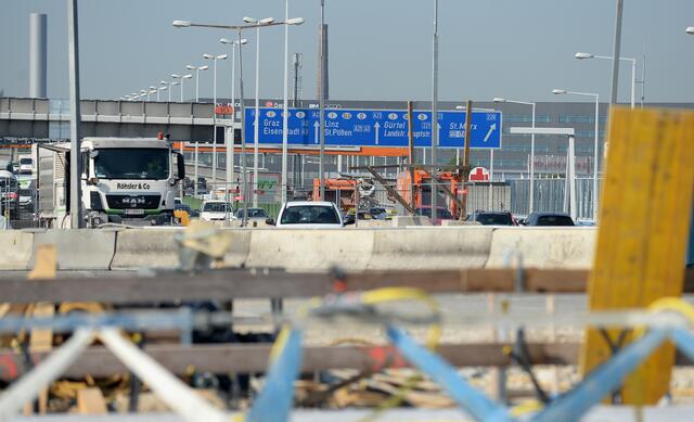 Zwei größere Unfalleinsätze sorgten am Montagvormittag, 18. November, für kilometerlange Staus auf Wiens Stadtautobahnen. (Archiv) | Foto: ROLAND SCHLAGER / APA / picturedesk.com 