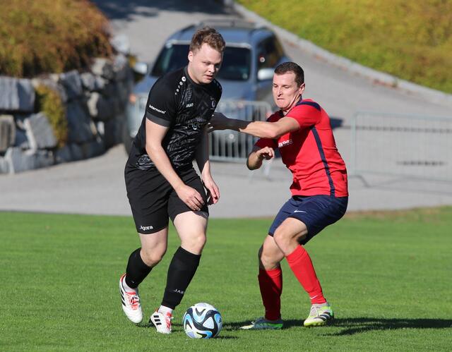 Über einen Kader mit viel Qualität verfügt die Union Königswiesen (Alexander Hüttmannsberger, links). Die Buchberger-Elf überwintert knapp hinter Herbstmeister Saxen und hat alle Chancen auf den Meistertitel. 