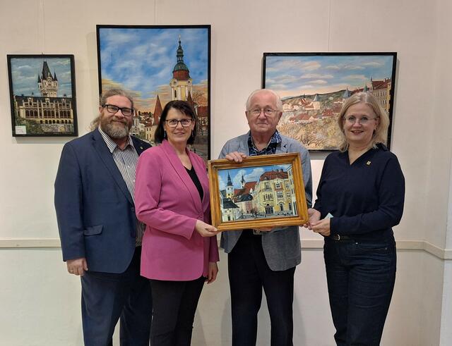 v.li.n.re.: Obmann Mag. Klaus Bergmaier MSc MAS, Landesobfrau der Dorf- &amp; Stadterneuerung ÖkRin Maria Forstner, Künstler Josef Meisl, Kulturbeauftragte der Stadt Krems GRin Mag.a Elisabeth Kreuzhuber MBA. | Foto: Paul Bergmaier