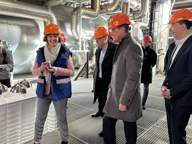 Stadtwerke-Stadtrat Peter Hanke (grauer Mantel) und Umweltstadtrat Jürgen Czernohorszky (links dahinter, beide SPÖ) werden durch die neue Anlage geführt. | Foto: Nathanael Peterlini