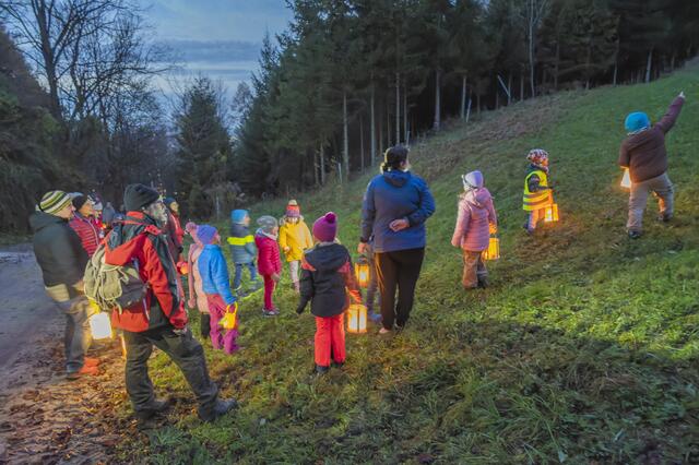 An der Laternenwanderung in Micheldorf nahmen über 30 Kinder mit ihren Vätern, Müttern und Begleitpersonen teil. | Foto: Diözese Linz/Jack Haijes