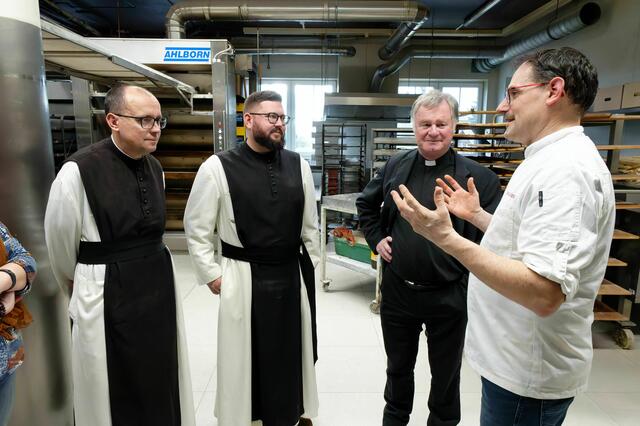 Betriebsleiter Markus Resch erzählt über den Bäckereibetrieb. | Foto: Diözese Linz/Jack Haijes