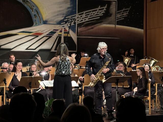 Willi Sabathi am Saxophon spielte das Stück Ritmo Del Amor sensationell | Foto: Brigitte Gady