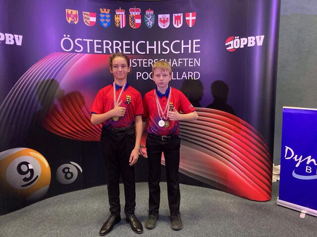 Jakob Hopfgartner und Edgar Lichtenwallner (r.) zeigen ihre Medaillen | Foto: Billardsportverein Kirchberg