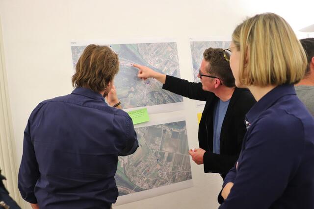 Mit vollem Elan brachten die Wildoner bei der Auftaktveranstaltung ihre Ideen ein. Es wurde diskutiert, Ideen zu Papier gebracht, über die Seele des Ortes nachgedacht und auf einer Landkarte der persönliche Lieblingsplatz markiert. | Foto: Edith Ertl