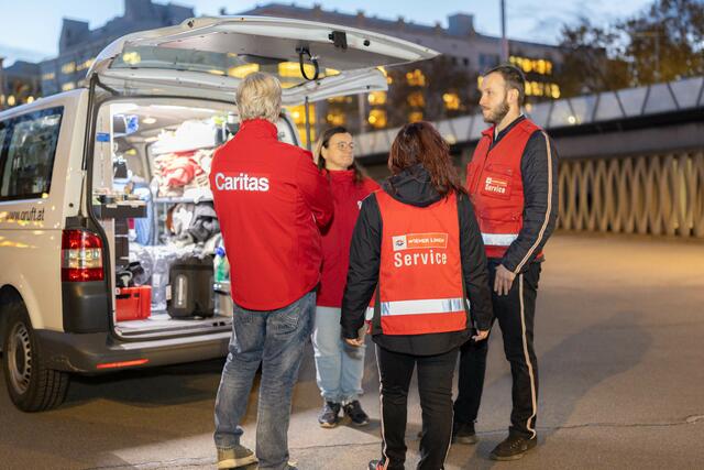 Ab dieser Woche tourt der Caritas-Kältebus jeden Mittwoch bis Freitag am Abend bis in die frühen Morgenstunden durch Wien – mit Haltepunkten an zentralen Öffi-Stationen wie Karlsplatz, Westbahnhof und Meidling. | Foto: Daniel Hinterramskogler
