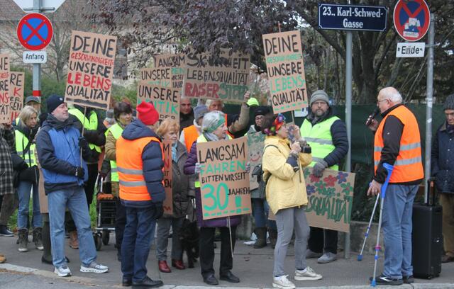 Dutzende Anrainer haben sich bei der Kundgebung in der Karl-Schwed-Gasse versammelt, um ihren Unmut zu zeigen. | Foto: Pro23