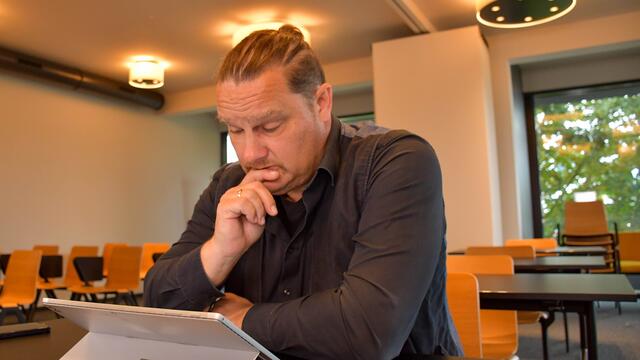 Der Kabarettist Michael Scheruga aus Wieselburg beim Führerscheintest in Ybbs an der Donau | Foto: Florian Auer/fotoschnappschuss.com
