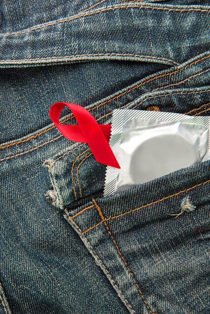 Die rote Schleife ist das Symbol für Solidarität mit HIV-infizierten Menschen. | Foto: Panthermedia