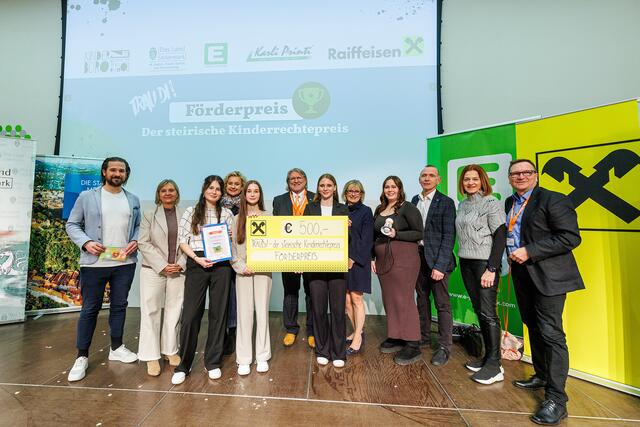 Den TrauDi!-Förderpreis bekamen Antonia Gföller, Lara Jocham, Emily Cas und Johanna Schlack von der HLW für Sozialmanagement Graz für ihr Projekt „Was sonst liegen bleibt“ . | Foto: Kinderbüro/Eddy Aldrian