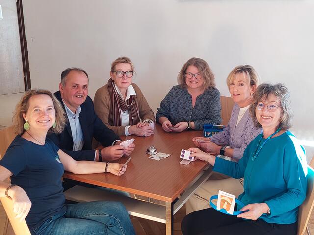 Bürgermeister Josef Friedl spielt mit den Bibliothekarinnen von Kirchstetten eine Runde Karten | Foto: Gemeindebücherei  Kirchstetten