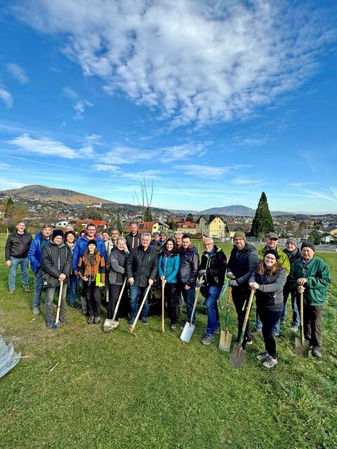 Beim „Fachgerechten Baumpflanzen“ verriet Streuobst-Experte Alois Wilfling (OIKOS) die 25 goldenen Regeln des Baumpflanzens. | Foto: Stadt Weiz - Lagler