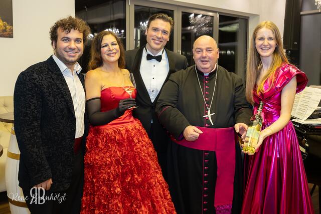 Winzerin Katharina Baumgartner mit den Künstlern des Abends - Tenor Alejo Ruiz, Opernstars und Jungweintaufpaten Natalia Ushakova und Thomas Weinhappel, Pfarrer Franz Brei.  | Foto: Rene Brunhölzl/Christian Kaiser