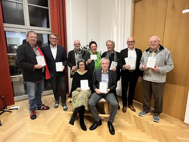 Das Buch "Resl und Hiasl" wurde im Rathaussaal vorgestellt: Horst Horvath, Alfred Kollar, Klaus Peter Schuh, Pfarrerin Sieglinde Pfänder, Gottfried Reszner, Bürgermeister Georg Rosner, Josef Schwarz (stehend), Trixi Schuh und Franz Stangl (sitzend) | Foto: Stadtgemeinde Oberwart