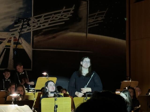 Für Sarah Krenn war es der erste offizielle Bühnenauftritt im Orchester. | Foto: Brigitte Gady
