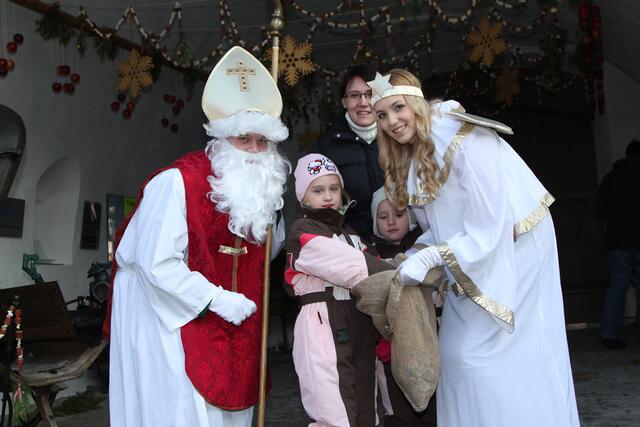 Es warten auf die Besucher zahlreiche Attraktionen: Bläserensembles, Vokalensemble, Chor der MMS Traun, Trauner Teufel, Weihnachtschor, Adventskranzweihe, Zwergenwerkstatt und vieles mehr. | Foto: www.werfotografiert.at