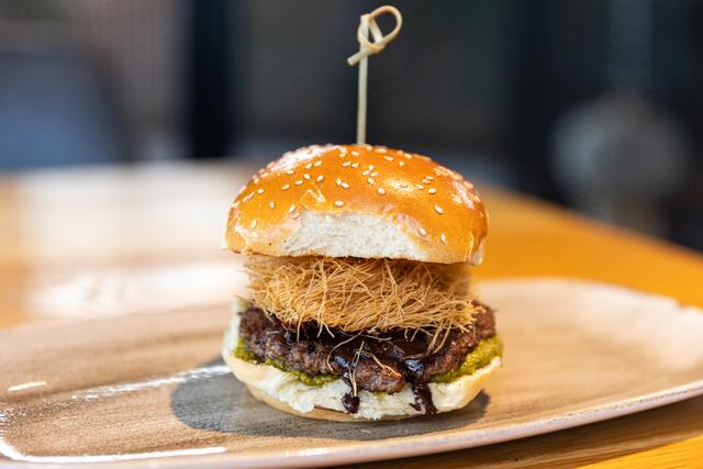 Der Hype rund um die Dubai Schokolade hat nun auch das Le Burger erfasst. | Foto: ROBIN CONSULT Fellner