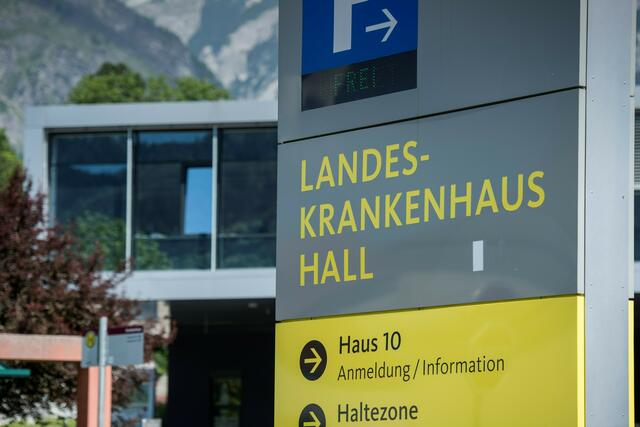 Nach Absturz: der verletzte E-Bike-Fahrer wurde in das Krankenhaus Hall geflogen. (Archivfoto) | Foto: Gerhard Berger/ Florian Lechner