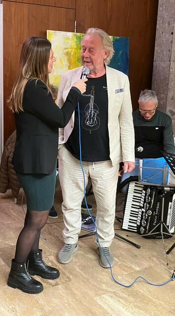 Maria Lorrenzatto (Kulturgröstl) und Wolfgang Bereiter bei der Eröffnung  | Foto: Lorenzatto