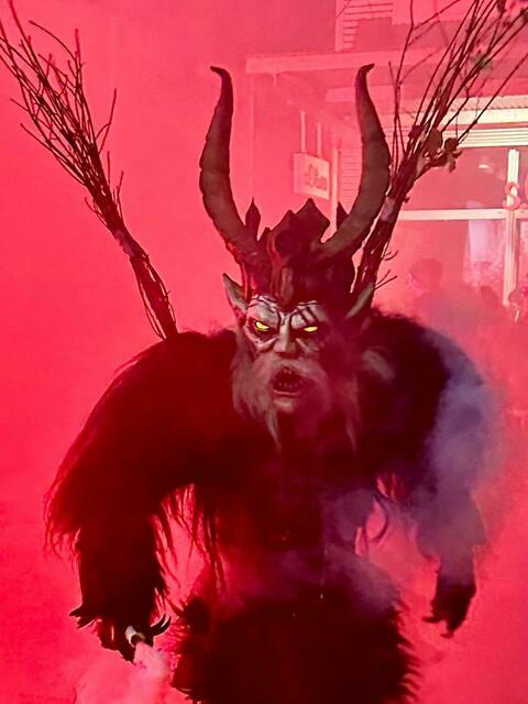 Natürlich durfte auch die Pyrotechnik mit rotem Rauch nicht fehlen. | Foto: Gemeinde Rosental