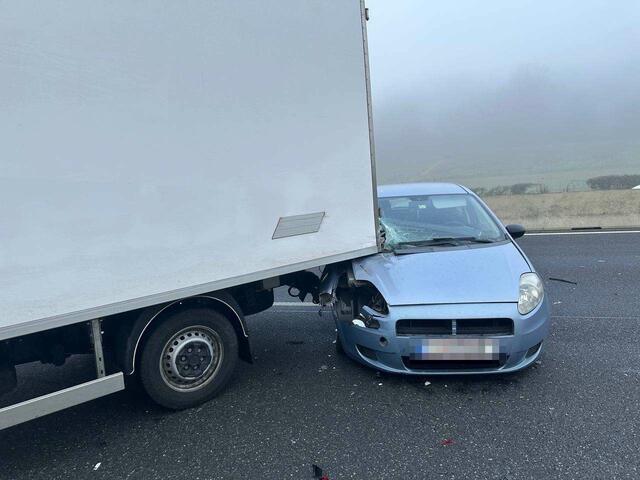Der Pkw verkeilte sich unter dem Klein-Lkw. | Foto: DOKU-NÖ