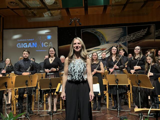 Nadja Sabathi, die für die musikalische Leitung verantwortlich zeichnet, strahlt voller Stolz auf ihre Musikerinnen und Musiker. | Foto: Brigitte Gady