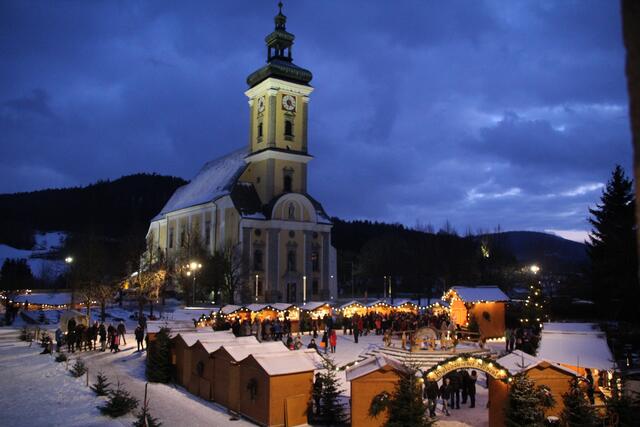 Am malerischen Stiftsgelände findet der Waldhausener Advent traditionell statt. | Foto: Petra Kragl