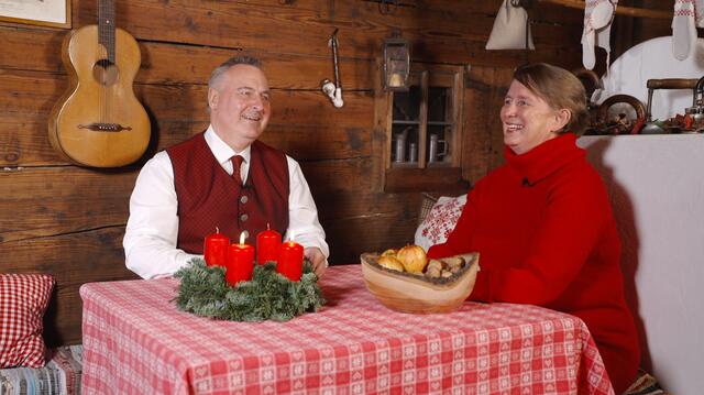 Dr. Karoline Knitel – Präsidentin der Vinzenzgemeinschaften – bei Martin Reiter im Stoffelhäusl.