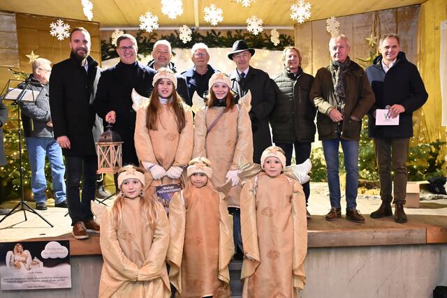 Marktreferent Martin Oberndorfer (ÖVP), Bürgermeister Andreas Rabl (FPÖ), der Aufsichtsrat des Tourismusverbandes Region Wels, Helmut Platzer, Gerald Spicker, Josef Hofer, Jörg Wanik, Florian Fritsch (Christkind GmbH) und der Geschäftsführer vom Wels Marketing, Peter Jungreithmair. | Foto: Tourismusverband Region Wels