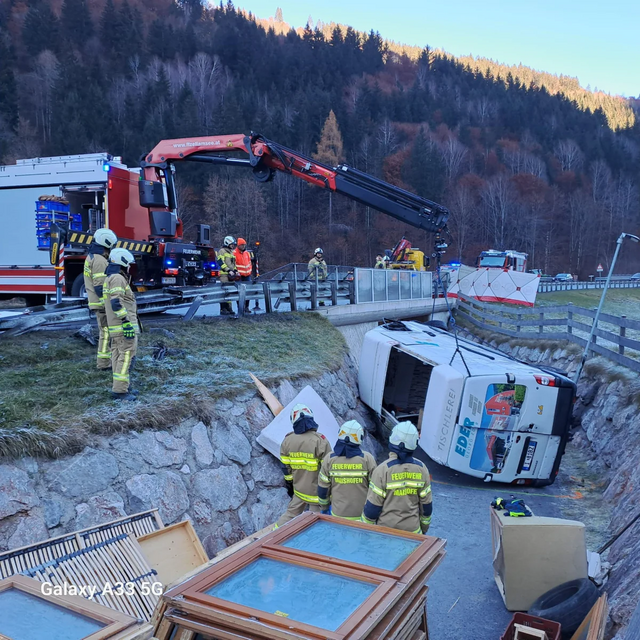Bei einem schweren Verkehrsunfall auf der L111 vor Maishofen kam Freitagmittag ein 35-jähriger Lenker ums Leben. | Foto: FF Maishofen/Christoph Faistauer